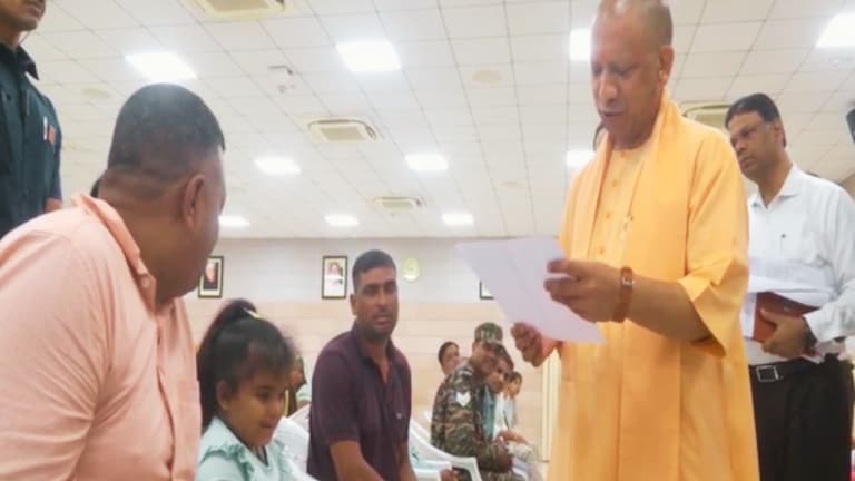 मुरादाबाद से लखनऊ पहुंची मासूम बच्ची CM योगी आदित्यनाथ से लगाने लगी ये गुहार, उसकी बात सुनते ही जारी हो गए आदेश Yogi Adityanath, CM Yogi Adityanath, Yogi Adityanath Video, Lucknow, Lucknow news, Lucknow viral video, up viral video, lucknow viral video, सीएम योगी, योगी आदित्यनाथ, लखनऊ, यूपी न्यूज, वायरल वीडियो