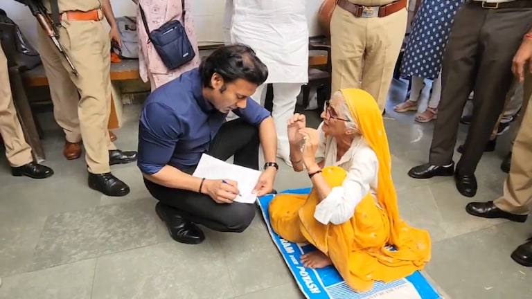 वायरल हुआ शामली DM का वीडियो... 70 साल की महिला की फरियाद सुनने के लिए खुद जमीन पर बैठे डीएम अरविंद चौहान Shami DM Viral Video