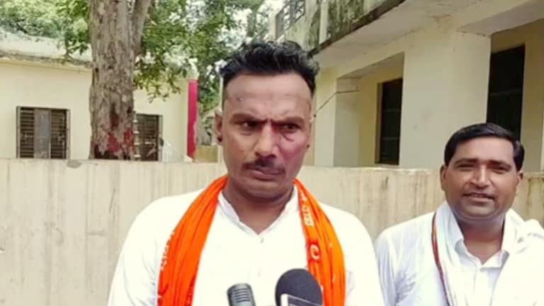 इटावा में भागवत कथा कहने पर कथावाचक मुकुट मणि यादव को जलील करने वालों के साथ ये क्या हो गया? Etawah, Etawah News, Etawah Viral news, Etawah viral video, Etawah crime news, Etawah police, up news, up viral news, up latest news, up viral video, इटावा, इटावा न्यूज, भागवत कथा, यादव, यूपी न्यूज