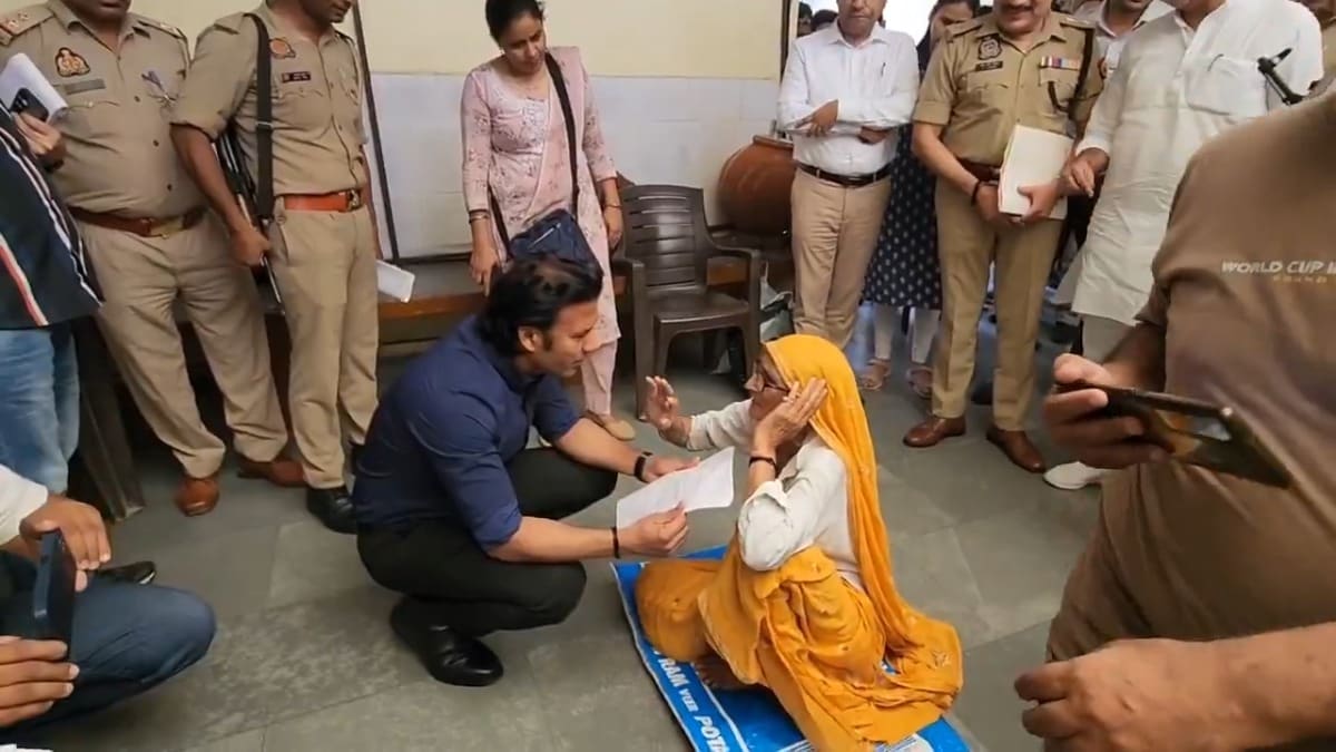 कौन हैं 70 साल की महिला संग जमीन पर बैठ फरियाद सुनने वाले शामली DM? जानें IAS अरविंद चौहान की पूरी कहानी Shamli DM Arvind Chauhan