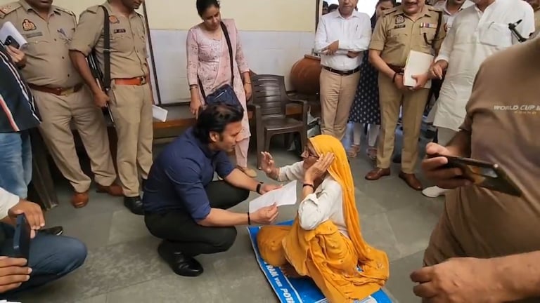 कौन हैं 70 साल की महिला संग जमीन पर बैठ फरियाद सुनने वाले शामली DM? जानें IAS अरविंद चौहान की पूरी कहानी Shamli DM Arvind Chauhan