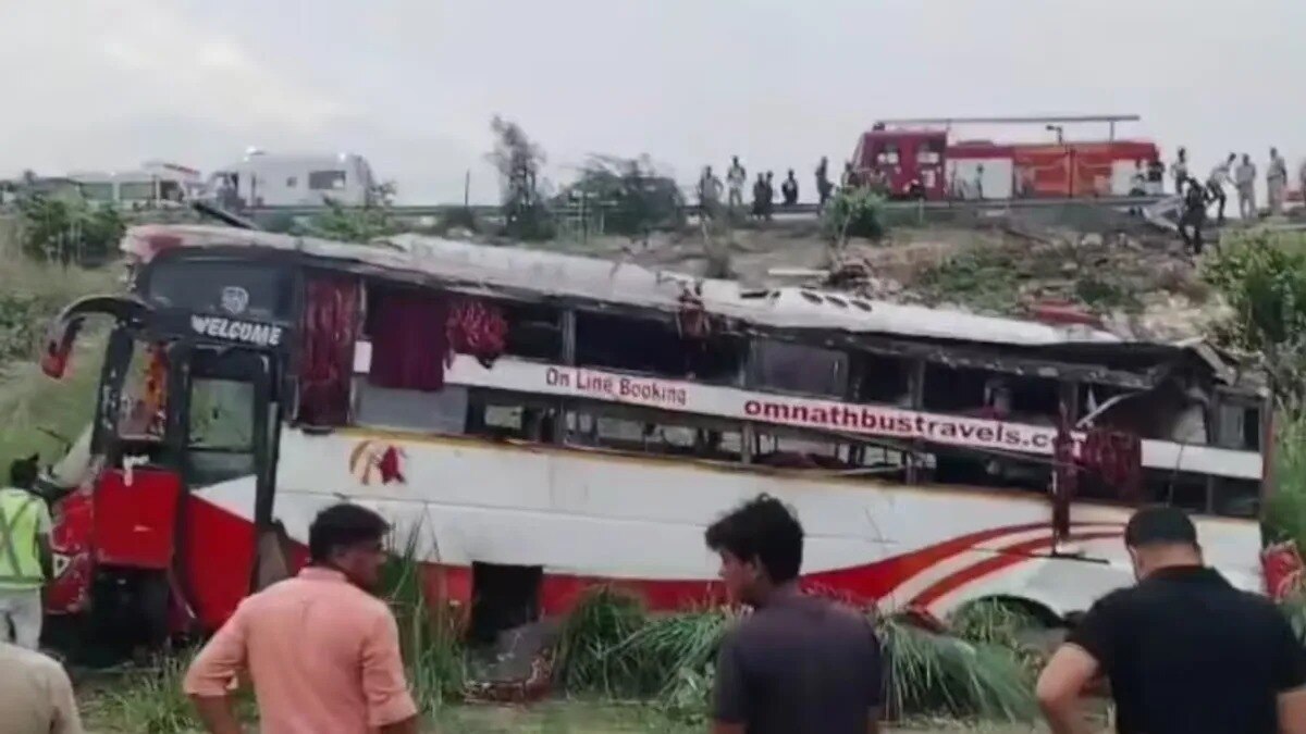 UP News, UP Latest News, Agra Lucknow Expressway accident, double decker bus crash, Bihar Delhi bus accident, bus falls off expressway, road accident Uttar Pradesh, Etawah bus accident, India bus tragedy, आगरा लखनऊ एक्सप्रेसवे हादसा