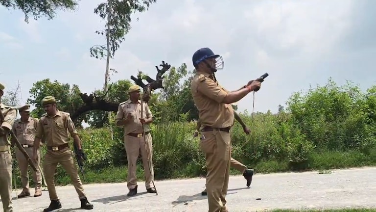 जिस गांव में कथावाचक मुकुट मणि यादव संग हुई बदसलूकी, वहां चढ़ आया 'अहीर रेजीमेंट', पूरे बवाल का वीडियो सामने आया Etawah Breaking News