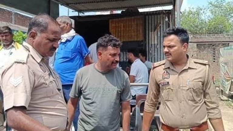 आगरा में शादीशुदा साली से मिलने पहुंचे सिपाही अविनाश को लोगों ने कूट दिया! फिर ये कहानी पता चली Agra News