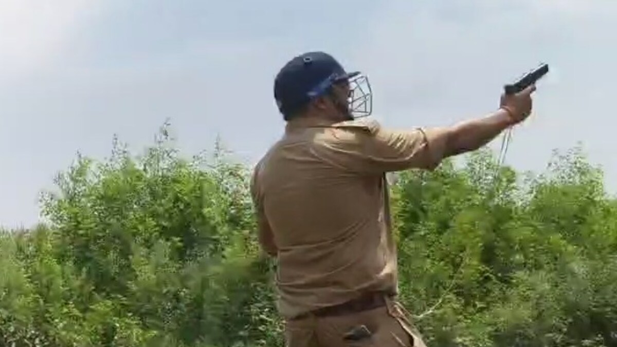 इटावा में 'अहीर रेजिमेंट' के बवाल के बीच निकाली पिस्टल और चढ़ गया भीड़ पर! कौन है ये पुलिसवाला? Etawah Breaking News