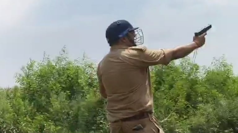 इटावा में 'अहीर रेजिमेंट' के बवाल के बीच निकाली पिस्टल और चढ़ गया भीड़ पर! कौन है ये पुलिसवाला? Etawah Breaking News
