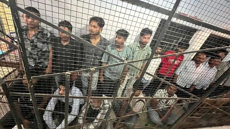 इटावा के दंदरपुर में बवाल के बाद पुलिस ने जिन लड़कों को पकड़ा उनके लिए अब ये काम करेंगे गगन यादव Etawah News