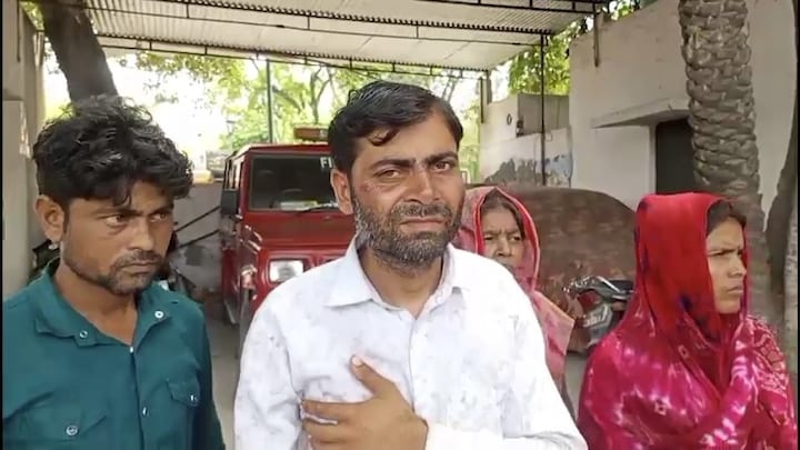 मैं हिंदू और जाटव हूं... अलीगढ़ में मंदिर के पास खड़े राजू ने इतना ही कहा कि पीटने लगे दबंग! पुलिस ने भी उसे ही लपेटा Photo: Raju