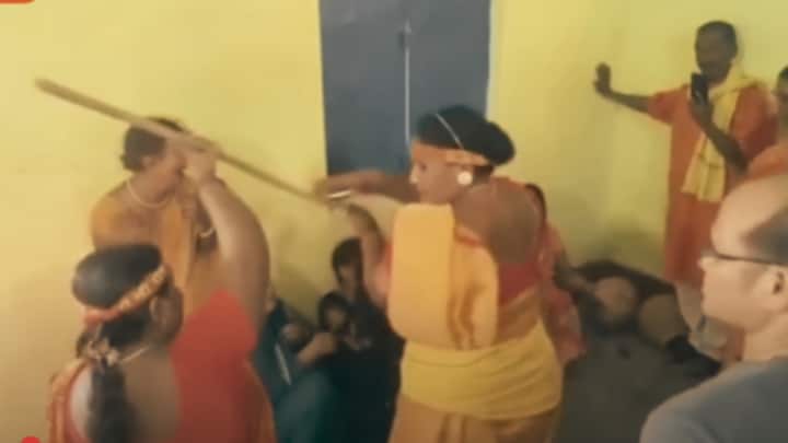 यादव महिलाओं ने भागवत कथा के दौरान ब्राह्मण महिलाओं को पीट कर लिया इटावा कांड का बदला? इस वीडियो का सच जान चौंक जाएंगे Etawah, Etawah news, Mukut Mani Yadav, Etawah Kand, Caste Controversy, Viral Video, UP News, yadav katha vachak case, up viral news, up viral video, up viral news, इटावा, इटावा यादव कथा वाचक, यूपी न्यूज, यूपी वायरल न्यूज, यूपी वायरल वीडियो