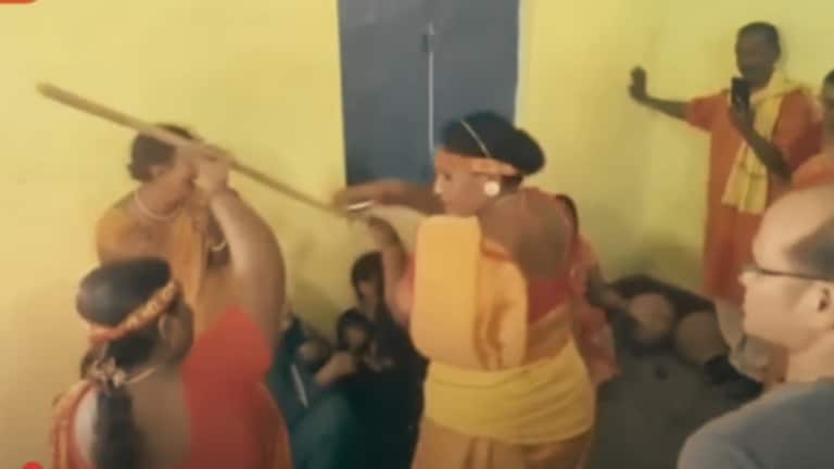 यादव महिलाओं ने भागवत कथा के दौरान ब्राह्मण महिलाओं को पीट कर लिया इटावा कांड का बदला? इस वीडियो का सच जान चौंक जाएंगे Etawah, Etawah news, Mukut Mani Yadav, Etawah Kand, Caste Controversy, Viral Video, UP News, yadav katha vachak case, up viral news, up viral video, up viral news, इटावा, इटावा यादव कथा वाचक, यूपी न्यूज, यूपी वायरल न्यूज, यूपी वायरल वीडियो