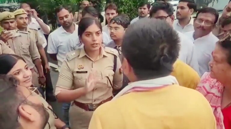 कानपुर में MLC अरुण पाठक और ADCP अंजलि विश्वकर्मा के बीच हुई जबरदस्त भिड़ंत! फिर ये हुआ Kanpur, Kanpur news, Kanpur viral news, Kanpur news, up news, up viral news, कानपुर, कानपुर न्यूज, यूपी न्यूज