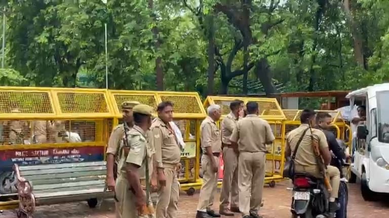 मथुरा नंबर की गाड़ी आई और ताजमहल के येलो जोन बैरियर के पास होने लगी धायं-धायं फायरिंग! फिर ये कहानी पता चली Firing near Taj Mahal Yellow Zone