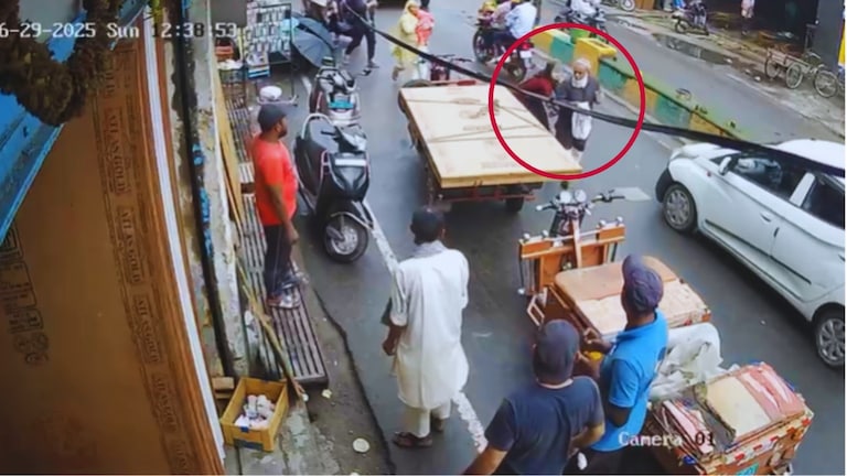 मुजफ्फरनगर में बुजुर्ग सरेआम युवती के साथ करने लगा हद पार, फिर उसके साथ ही कांड हो गया Muzaffarnagar, Muzaffarnagar News, Muzaffarnagar Viral news, Muzaffarnagar Viral video, up news, up viral news, मुजफ्फरनगर, मुजफ्फरनगर न्यूज, यूपी न्यूज