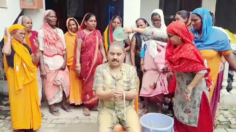 महाराजगंज में महिलाओं ने रस्सियों से हाथ-पैर बांधकर बीजेपी नेता गुड्डू खान पर क्यों डाली कीचड़? वजह जान दंग रह जाएंगे Maharajganj, Maharajganj news, Maharajganj viral news, Maharajganj viral video, Maharajganj Women tied BJP leader with a rope, up news, up viral news, BJP leader tied rope and bathed with mud, महिलाओं ने बीजेपी नेता को कीचड़ से नहलाया