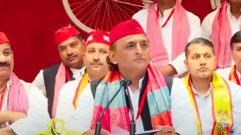 यादव कथा वाचकों के साथ हुए कांड के बाद ब्राह्मणों से पूजा करवाने पर अखिलेश यादव ने दिया चौंकाने वाला बयान Akhilesh Yadav, Akhilesh Yadav news, up news, Etawah, Etawah News, Etawah Yadav Katha vachak, Etawah Yadav Katha vachak kand, Renu Tiwari, up latest news, अखिलेश यादव, इटावा कांड, इटावा कथा वाचक कांड