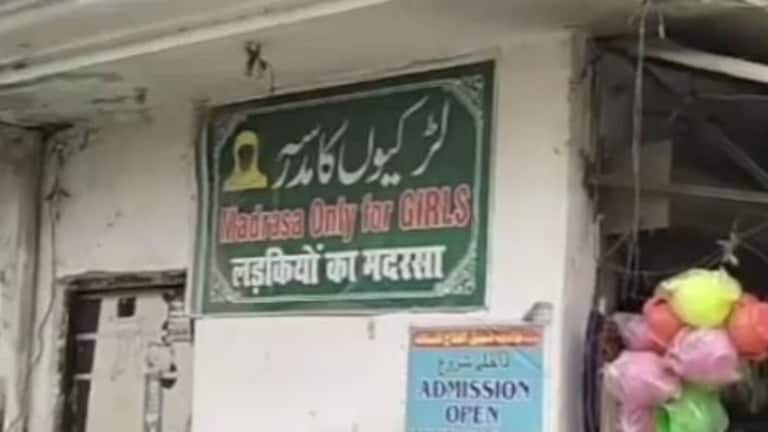 मेरठ के मदरसे में मौलवियत पढ़ने आई लड़की हो गई प्रेगनेंट! फिर इस मौलाना की असल हरकत पता चली Meerut Crime News