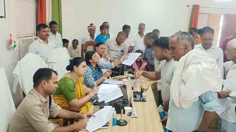 IAS Divya Mittal viral video: कलक्टर दिव्या मित्तल के रौद्र रूप के चपेट में आए लेखपाल सुभाष गौंड, बुरे फंसे अब Divya Mittal in Action Mode