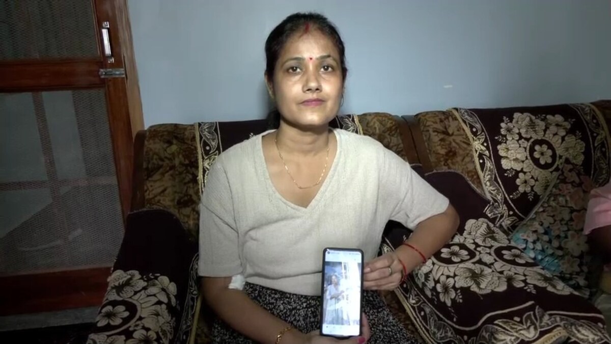 थर्ड स्टेज कैंसर से जूझ रही जिस बहन का चेहरा याद कर आकाशदीप ने लिए 10 विकेट उसकी ये बातें इमोशनल कर देंगी Photo: Akash Deep Sister