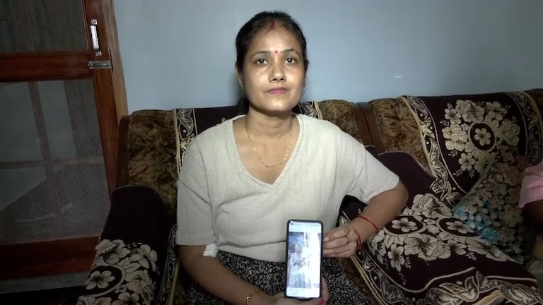 थर्ड स्टेज कैंसर से जूझ रही जिस बहन का चेहरा याद कर आकाशदीप ने लिए 10 विकेट उसकी ये बातें इमोशनल कर देंगी Photo: Akash Deep Sister