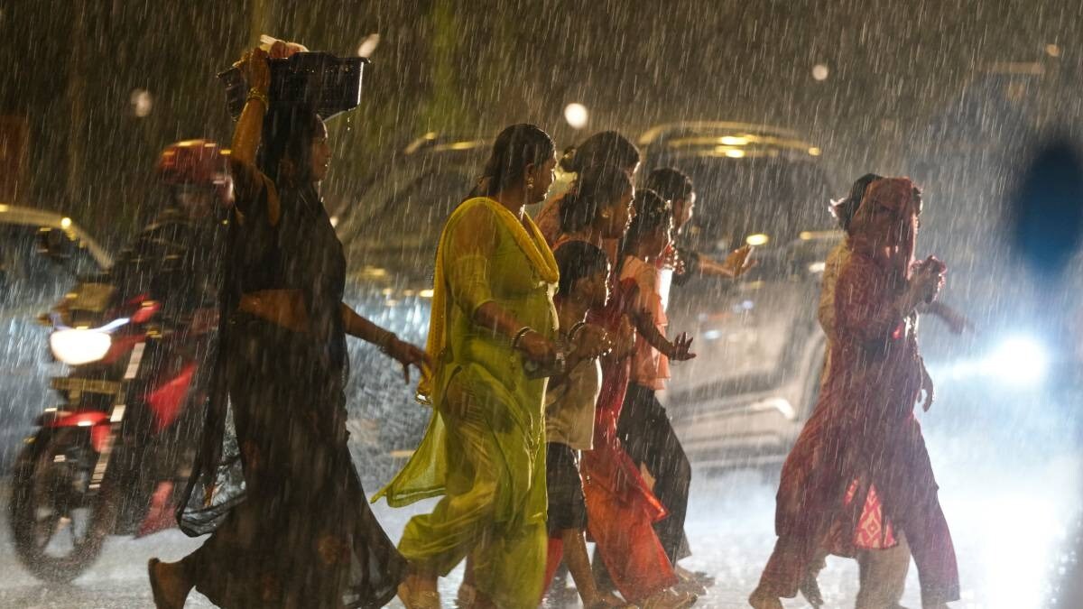UP Weather Update: 8 जुलाई को 10 जिलों में जारी हुआ भारी बारिश का येलो अलर्ट, 51 जनपद में वज्रपात को लेकर चेतावनी UP Weather Update
