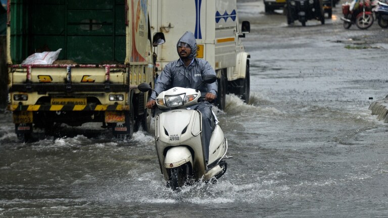 UP Weather Update: अगले 2 दिनों तक नोएडा और पूरे NCR में बारिश का अलर्ट, IMD ने मॉनसून को लेकर ये कहा UP Weather News
