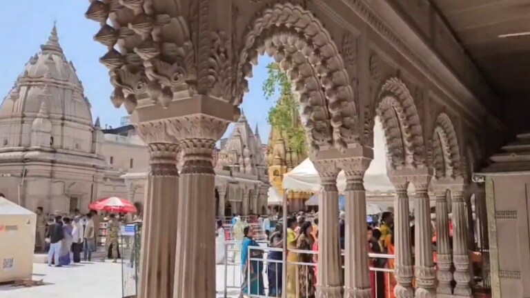 काशी विश्वनाथ मंदिर में दर्शन में लगेगा 5-6 घंटे का वक्त, चलना पड़ेगा ढाई-3 किमी! सावन के दौरान ऐसी रहेगी व्यवस्था Sawan 2025 Varanasi baba Vishwanath darshan route