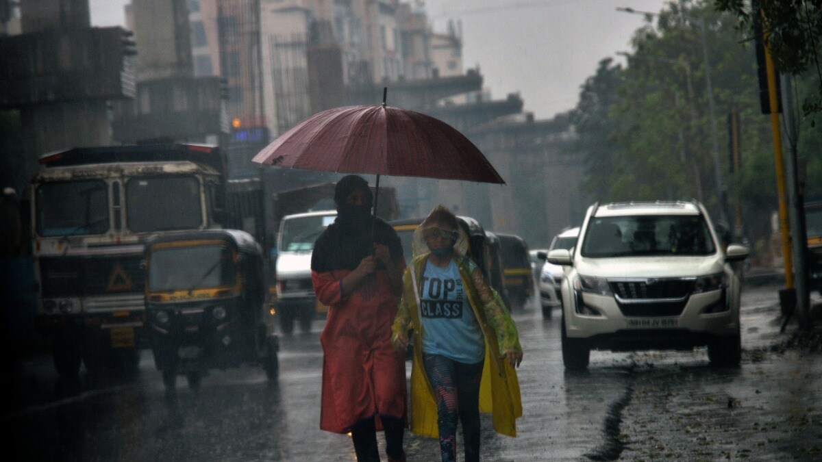 UP Weather Update: बारिश, गरज और बिजली... यूपी में 10 जुलाई को मॉनसून का कहर, इन 15 जिलों में जमकर बरसेंगे मेघ UP Monsoon Update