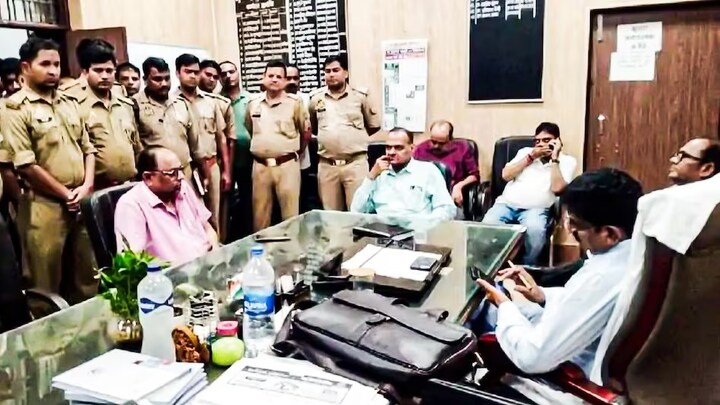 कानपुर में 2-2 सीएमओ! कुर्सी के चक्कर में डटे रहे दोनों CMO अधिकारी, यहां क्या हुआ? Kanpur, Kanpur News, Kanpur Viral news, Kanpur cmo, कानपुर, कानपुर न्यूज, कानपुर वायरल न्यूज, यूपी न्यूज