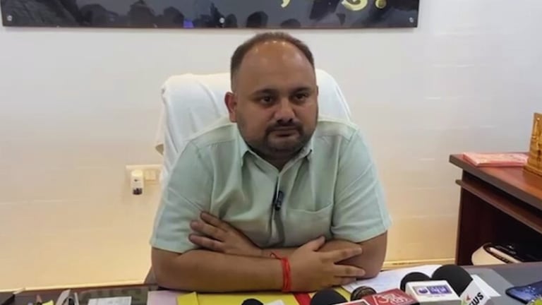 जिस लेखपाल को किया सस्पेंड उसने जान ही दे दी! इस घटना के बाद चर्चा में आए IAS कलक्टर अभिषेक पांडे कौन हैं? IAS Abhishek Pandey