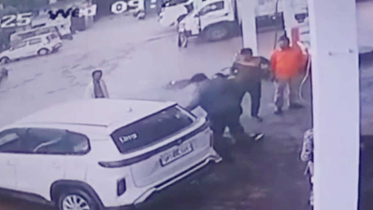 Jalaun, Jalaun News, Jalaun viral news, Jalaun viral video, Uttar Pradesh, UP news, Viral Video, CCTV Footage, UP Police, जालौन, जालौन न्यूज, यूपी न्यूज