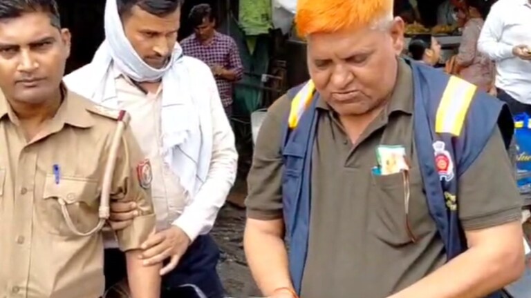 झांसी के दारोगा विनीत कुमार ने ज्यों ही ली 15000 रुपये की रिश्वत उसी वक्त पकड़ लिया गया उसका हाथ! उड़ गए होश Jhansi News