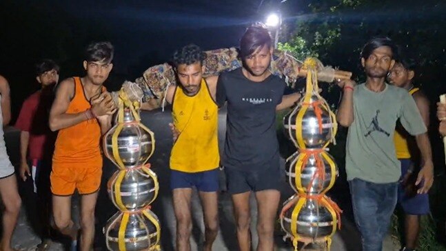 मुस्लिम युवक साजिद और सन्नी ने उठा ली 151 किलो की कांवड़ और शिव की भक्ति में निकल पड़े! गजब का है ये मामला पीली बनियान में सन्नी और काली टी शर्ट में साजिद