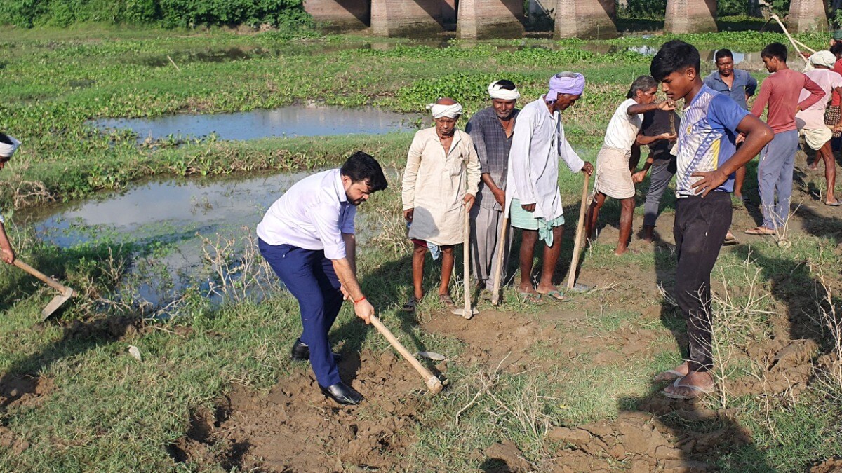 मिशन 'बूढ़ी राप्ती' में जुटे श्रावस्ती के कलक्टर अजय द्विवेदी, फरसा उठा कर मारी पहली चोट! क्या है पूरा प्लान? Ajay Dwivedi DM Shravasti on Budhi Rapti River Revival Mission