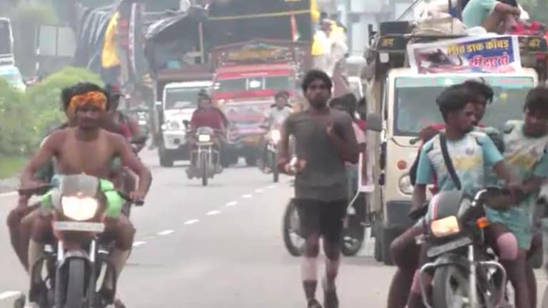 कांवड़ यात्रा में बड़े DJ से शोर मचाते हुए मेरठ से गुजरे थे ये 120! SP आयुष विक्रम सिंह से जानिए इनपर क्या हुआ ऐक्शन Kanwar Yatra (representative image).