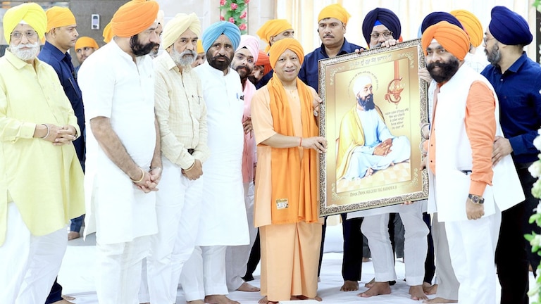 CM योगी आदित्यनाथ बोले- हिंदू और सिख को बांटने की साजिश करने वालों से सतर्क रहें CM Yogi Guru Teg Bahadur Yatra