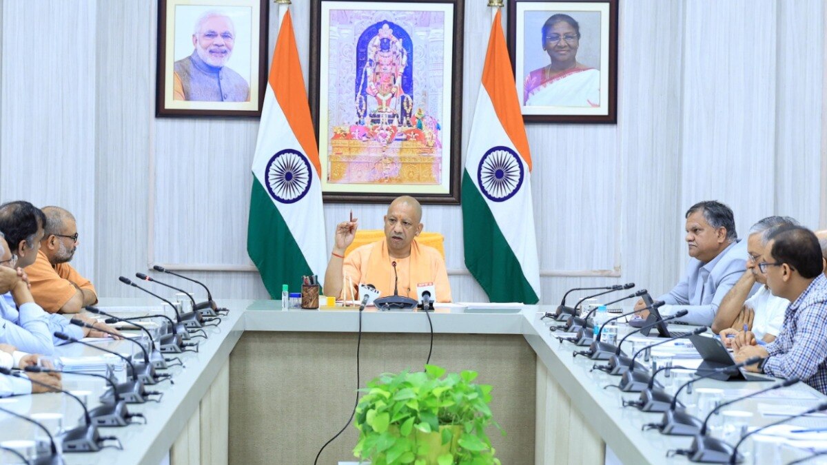 CM Yogi with economic advisory group.