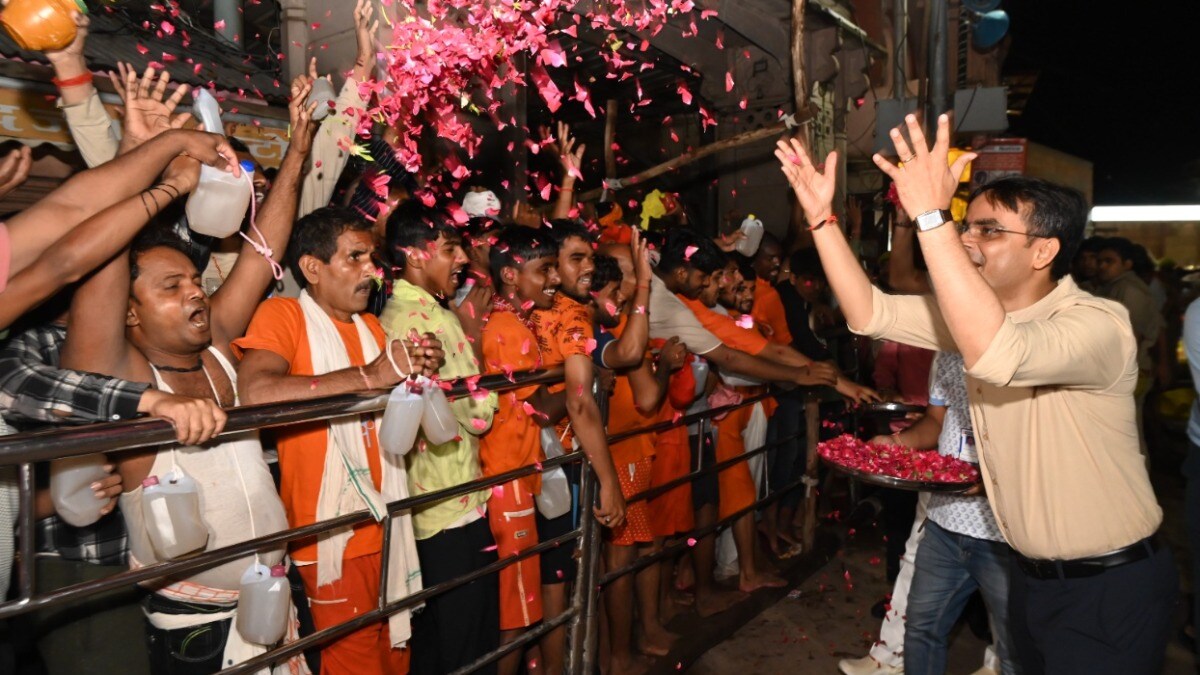 सावन के पहले सोमवार पर श्री काशी विश्वनाथ धाम पर अद्भुत नजारा, देखिए कैसे बाबा के दर्शन कर रहे श्रद्धालु Shravan somvar Varanasi Baba Vishwanath darshan