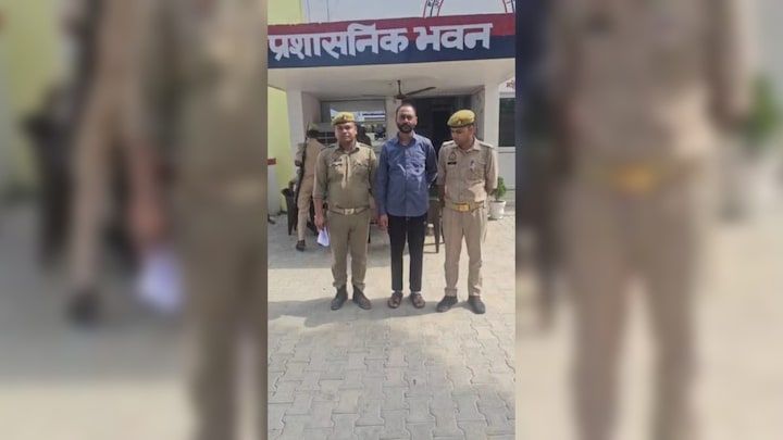 संभल पुलिस चौकी में सांप छोड़ने वाला अरशद मुल्ला पकड़ाया! इसकी पत्नी तरन्नुम को सीओ अनुज चौधरी ने क्यों भेजा था जेल? Sambhal, Sambhal Crime news, Sambhal latest news, Sambhal Police, Sambhal news, up news, up crime news, up latest news, up viral news, संभल न्यूज, संभल, यूपी न्यूज