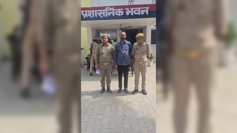 संभल पुलिस चौकी में सांप छोड़ने वाला अरशद मुल्ला पकड़ाया! इसकी पत्नी तरन्नुम को सीओ अनुज चौधरी ने क्यों भेजा था जेल? Sambhal, Sambhal Crime news, Sambhal latest news, Sambhal Police, Sambhal news, up news, up crime news, up latest news, up viral news, संभल न्यूज, संभल, यूपी न्यूज