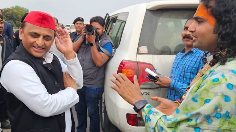 आपने अखिलेश यादव और अनिरुद्धाचार्य का अधूरा वायरल वीडियो देखा था, पूरा अब सामने आया इसमें बड़े ट्विस्ट Akhilesh Yadav and Aniruddhacharya Controversy