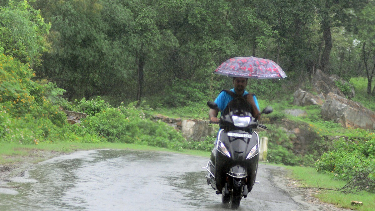 UP Weather Update: यूपी में हैं 75 जिले... 16 जुलाई को इन 25+ जनपदों में होगी भयंकर बारिश UP Weather Update