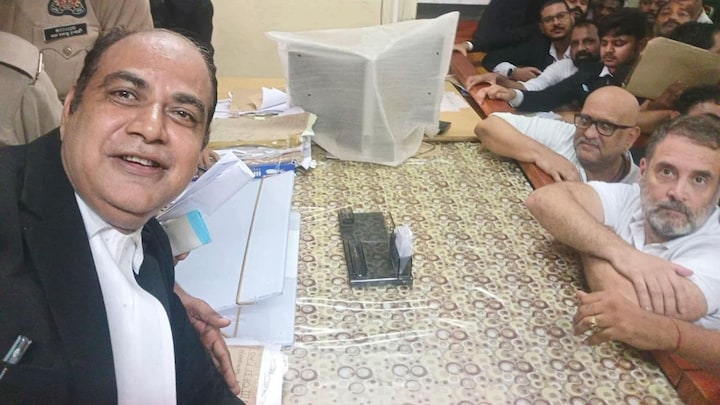 क्या लखनऊ कोर्ट में पेश होने आए राहुल गांधी के साथ जज ने ली सेल्फी? इस तस्वीर में मौजूद शख्स का पूरा परिचय जान लीजिए Rahul Gandhi News