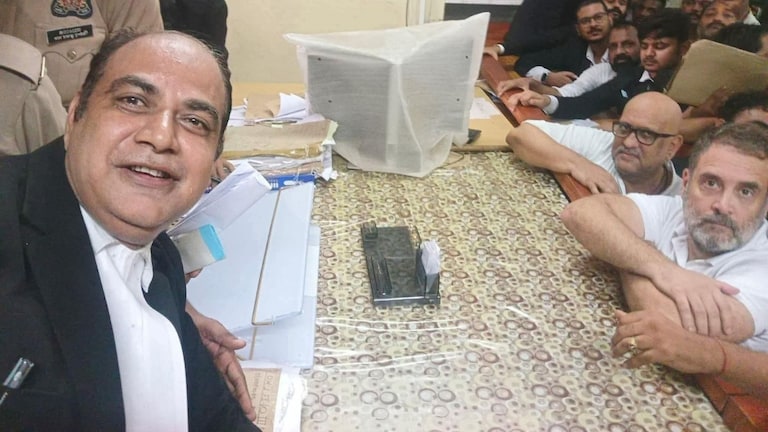 क्या लखनऊ कोर्ट में पेश होने आए राहुल गांधी के साथ जज ने ली सेल्फी? इस तस्वीर में मौजूद शख्स का पूरा परिचय जान लीजिए Rahul Gandhi News