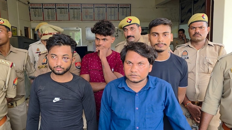 चंदौली के ये 4 दोस्त बन गए चोर पर इनके निशाने पर सरकारी दफ्तर! क्या-क्या पार किया जानकर चौंक जाएंगे Chandauli news