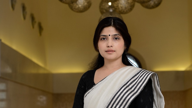 स्कूल मर्जर में 'PDA स्टू़डेंट्स' की जानकारी मांग ली... मैनपुरी कलेक्टर IAS अंजनी सिंह से डिंपल यादव ने पूछ लिए ये 7 सवाल Mainpuri DM Dimple Yadav