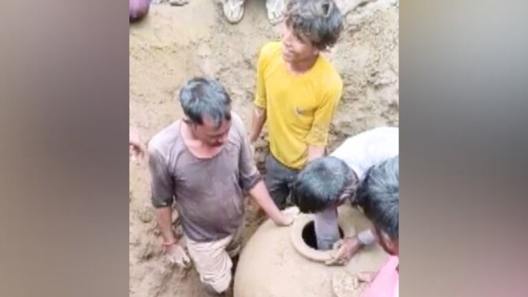 बदायूं में धान की रोपाई कर रहे झब्बू को जमीन में दबा पुराना घड़ा मिला, खजाने की उम्मीद में इसे खोला तो ये बेकार की चीजें निकलीं Budaun News