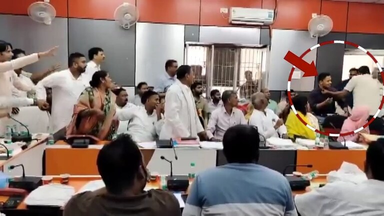 पीलीभीत में जिला कृषि अधिकारी नरेंद्र पाल को भरी मीटिंग में ही पीट दिया! जिनपर हुआ केस वो नितिन पाठक कौन? Pilibhit News