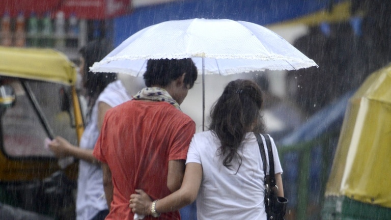 UP Weather Update: 40 KM/घंटे की रफ्तार से आंधी-तूफान...यूपी में आज इन जिलों में होगी जमकर बारिश UP Weather Update