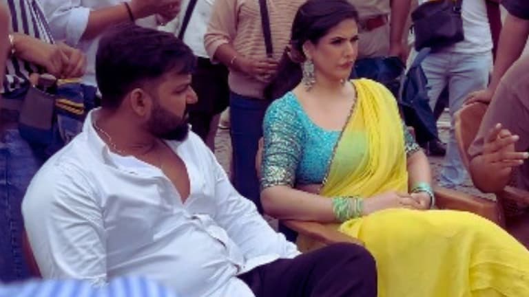 पावर स्टार पवन सिंह के साथ पीले रंग की साड़ी पहन ये क्या कर रहीं जरीन खान! पूरा माजरा ये है Pawan Singh and Zareen Khan