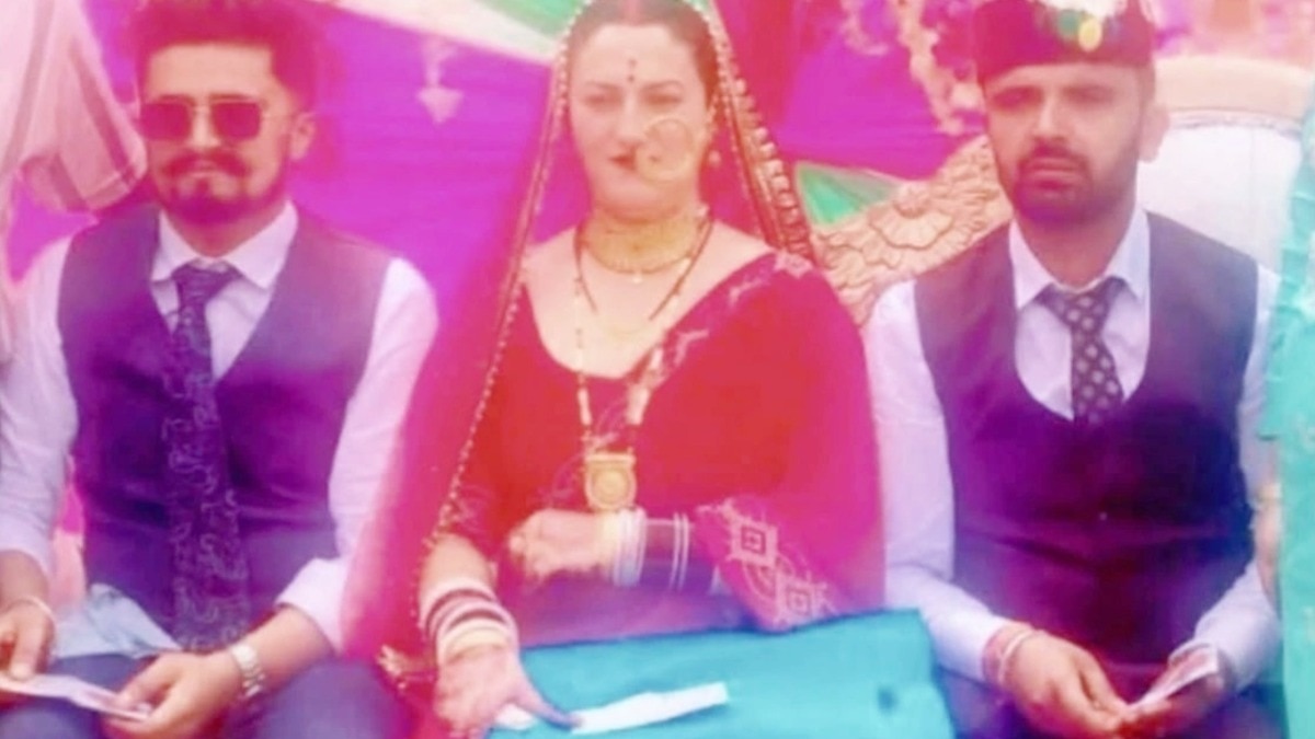 up news, हिमाचल बहुपतिप्रथा, दो भाइयों से विवाह, हाटी समाज, उजला पक्ष, बहु पति प्रथा, हिमाचल रीति-रिवाज, girl got married to two real brothers, Himachal polyandry, marriage with two brothers, Hati society, polyandry system